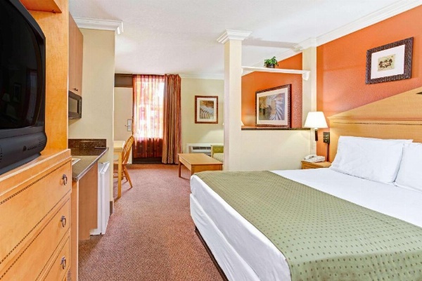 Days Inn by Wyndham Kissimmee West image 11