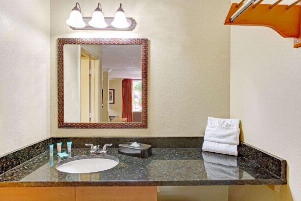 Days Inn by Wyndham Kissimmee West image 9